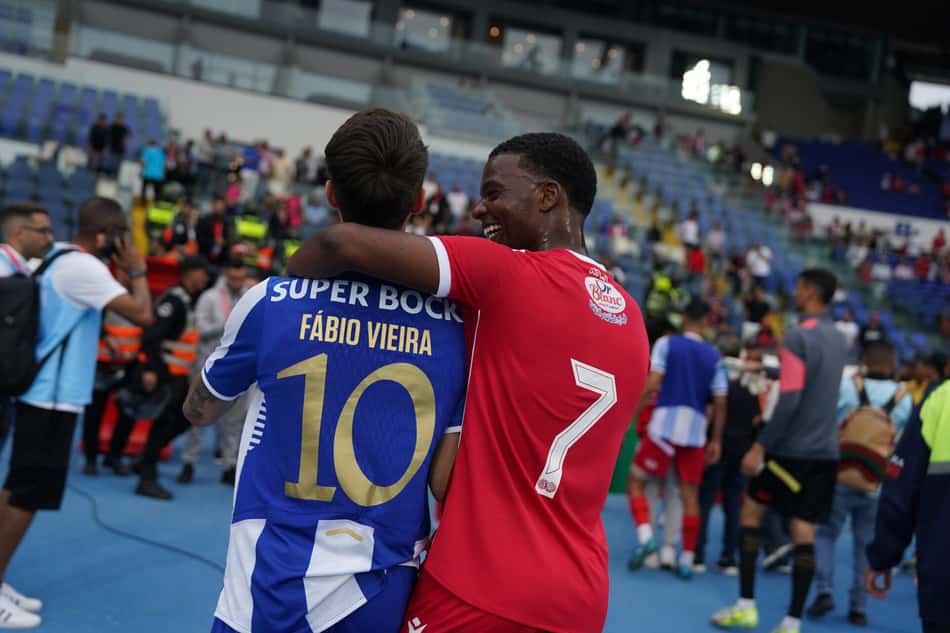 Jogadores de Porto e Wydad Casablanca se abraçam após amistoso pré-Mundial de Clubes