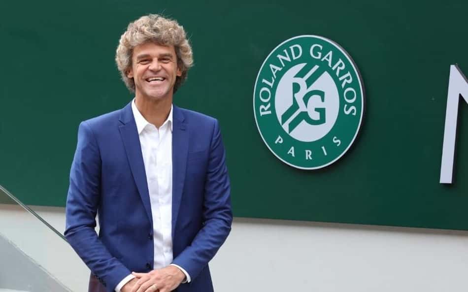 Prestes a ser homenageado pelo COB, Guga Kuerten celebra feito de sua escola; vídeo