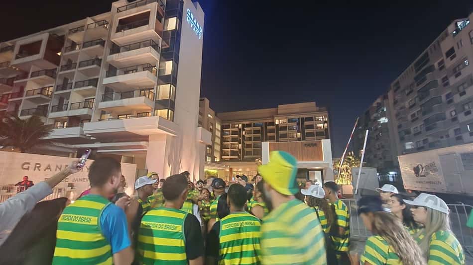 Hotel que receberá Ancelotti tem torcedores esperando o treinador (foto: Marcio Iannacca)