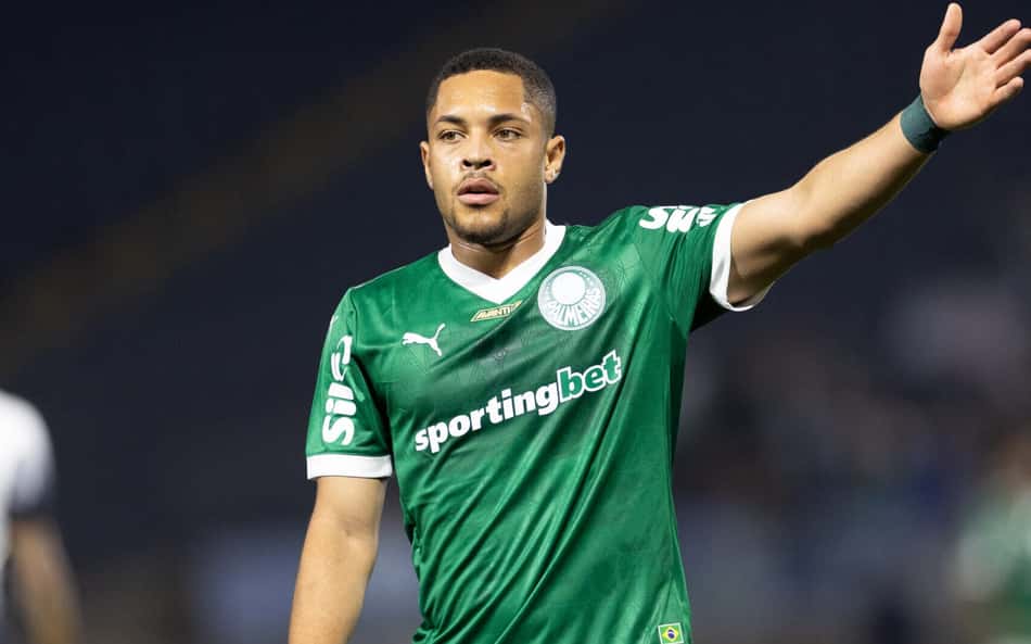 Consolidado entre os titulares, Vitor Roque reencontra rival de sua estreia pelo Palmeiras