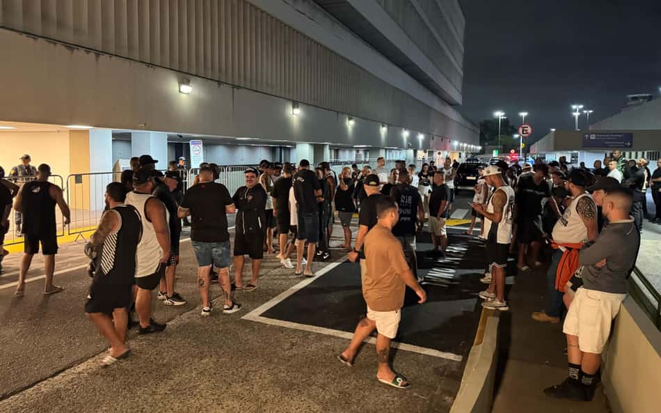 Desembarque do Vasco é marcado por protestos e confusão com a Polícia