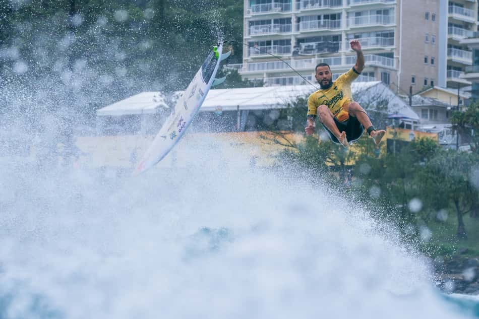 Ítalo Ferreira é campeão olímpico e mundial