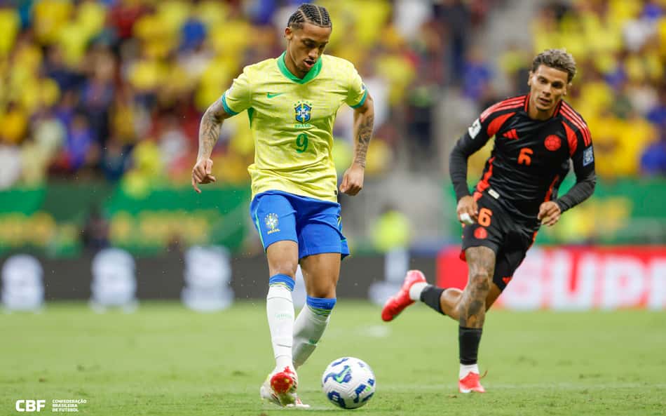 João Pedro em ação com a bola no jogo entre Brasil e Colômbia