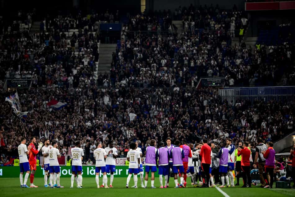 Jogadores do Lyon com a torcida ao fim do jogo contra o Angers, pela Ligue 1
