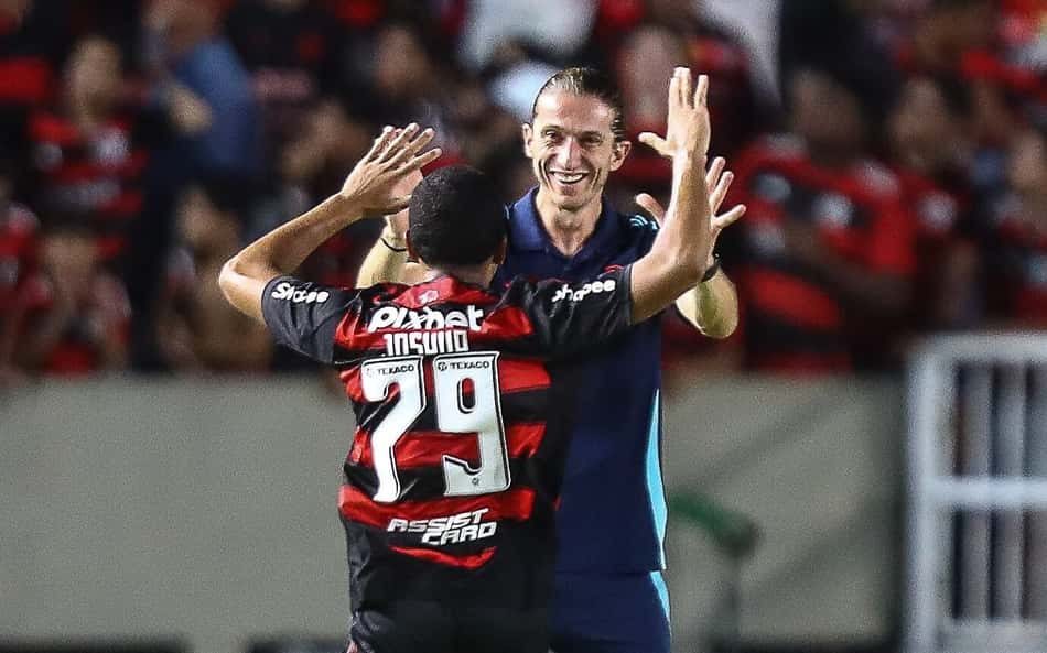 Joshua celebra gol pelo Flamengo com Filipe Luís (Foto: Gilvan de Souza/Flamengo)