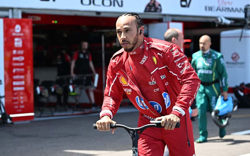 Hamilton cobra engenheiro da Ferrari após silêncio no rádio: 'Você ficou chateado comigo?'
