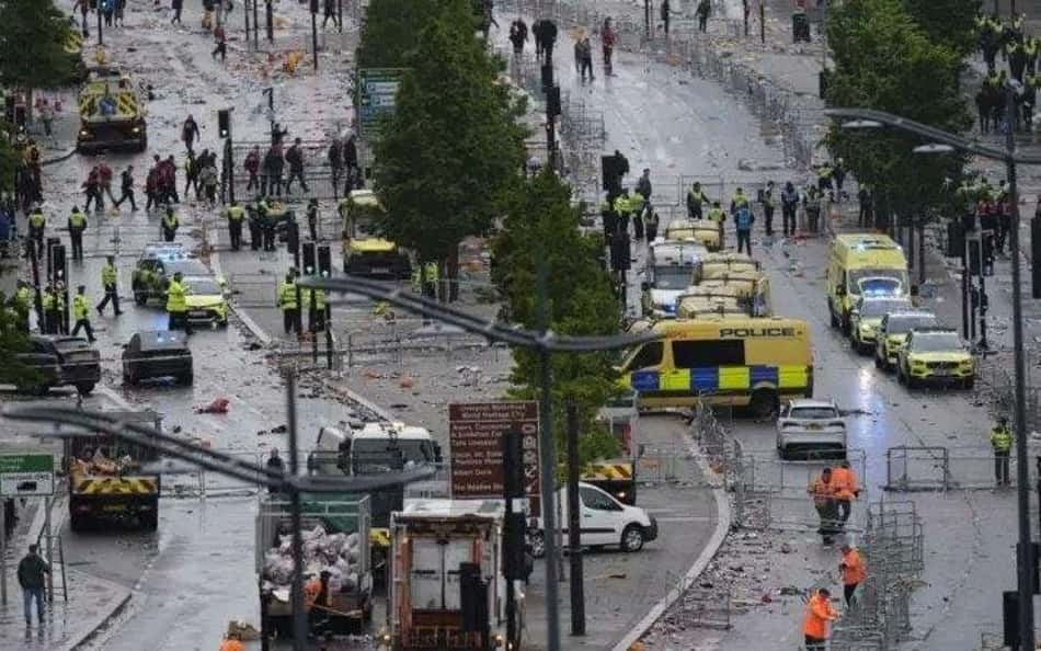 CENAS FORTES: carro avança contra multidão durante festa do título do Liverpool