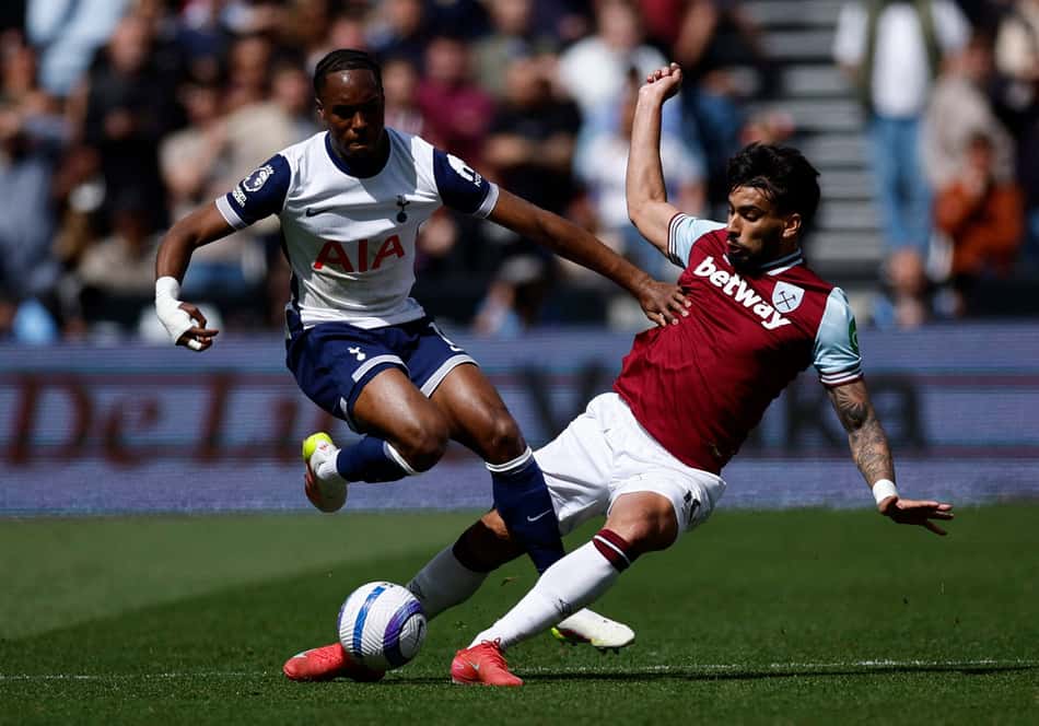 Flamengo: Lucas Paquetá tenta um carrinho na disputa pela bola durante a partida entre West Ham e Tottenham, válida pela Premier League (Foto: Benjamin Cremel/AFP)