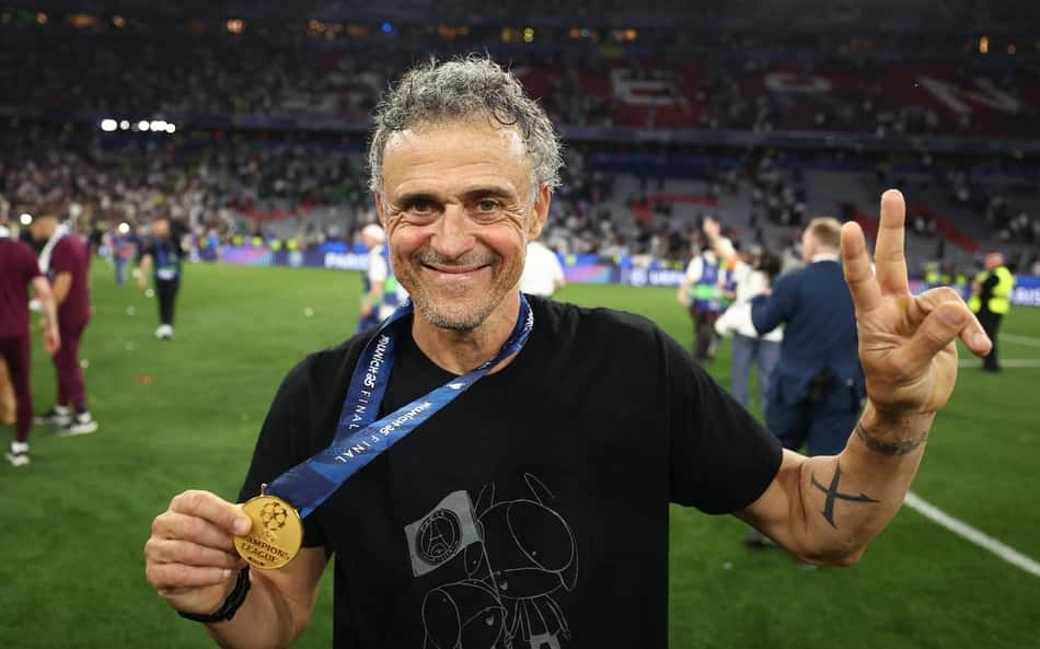 Luis Enrique comemora título do PSG na Champions League com camisa em homenagem à filha falecida em 2019