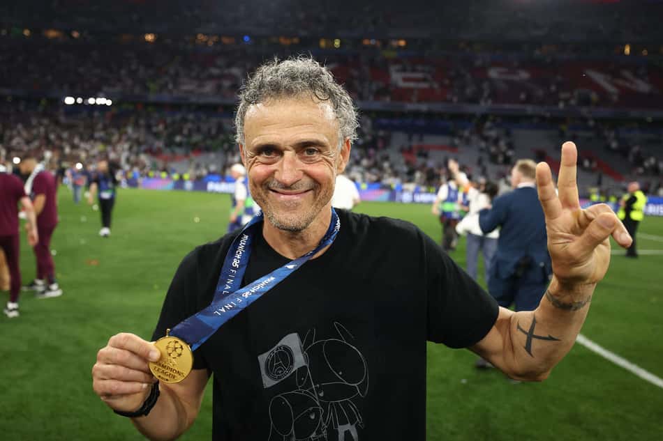 Luis Enrique comemora título do PSG na Champions League com camisa em homenagem à filha falecida em 2019