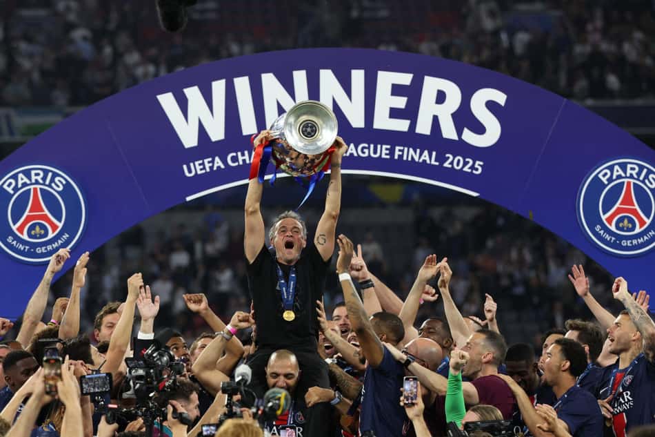 Luis Enrique ergue o troféu da Champions League vencida pelo PSG