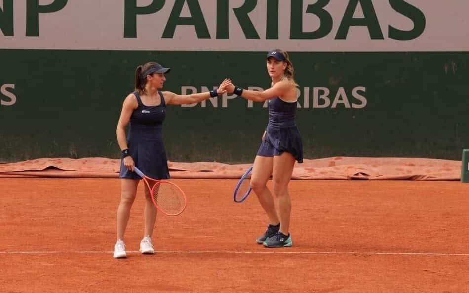 Luisa Stefani e Timea Babos em Roland Garros (Loic Wacziak / FFT)