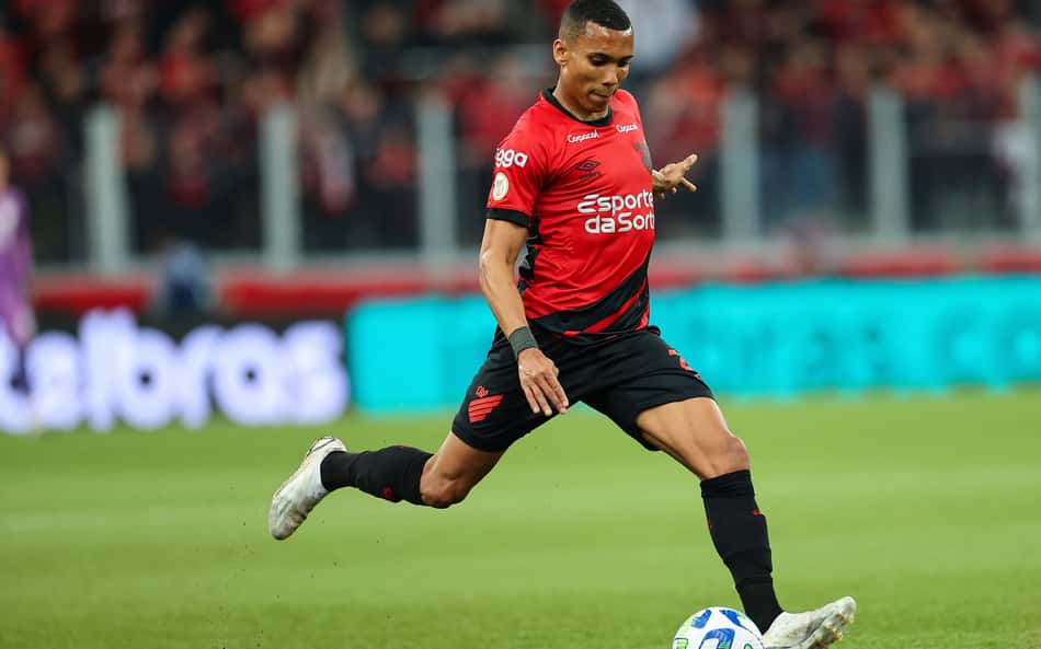 Athletico renova com lateral-direito recuperado de lesão para a Série B