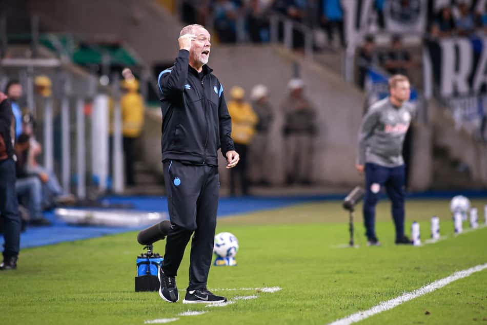 Mano Menezes gesticula durante o empate do Grêmio com o Bragantino. (Foto: Maxi Franzoi/AGIF)