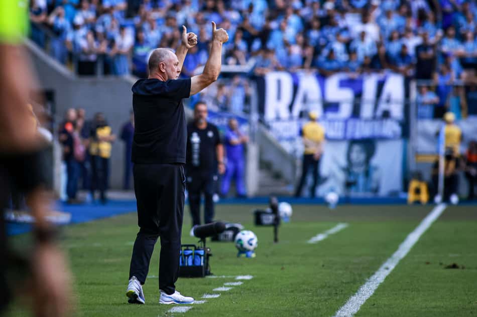 Mano Menezes durante a vitória do Grêmio sobre o Santos. (Foto: Maxi Franzoi/AGIF)