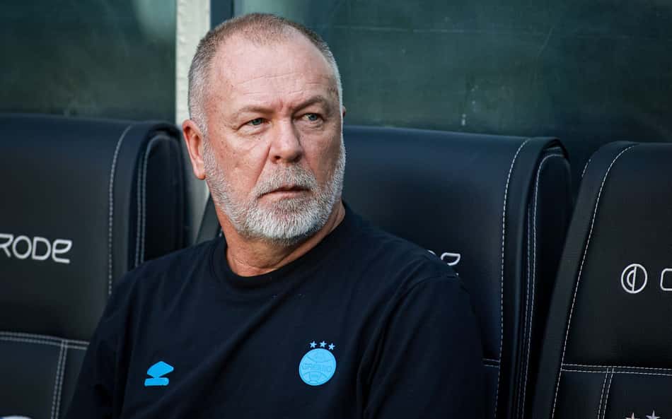 Mano Menezes antes do jogo entre Grêmio e Santos, pelo Campeonato Brasileiro. (Foto: Maxi Franzoi/AGIF)