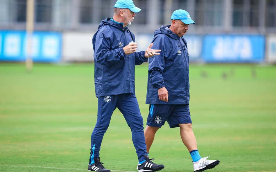 Mano Menezes e James Freitas em treinamento do Grêmio. (Foto: Lucas Uebel/Grêmio FBPA)