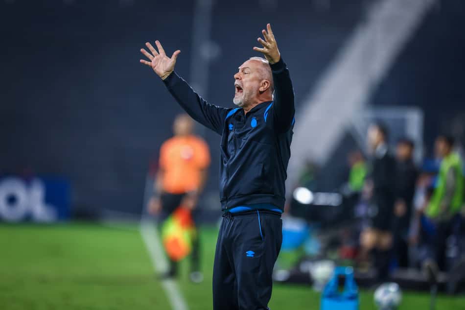 Mano Menezes esbraveja durante o empate do Grêmio com o Atlético Grau-PER. (Foto: Lucas Uebel/Grêmio FBPA)
