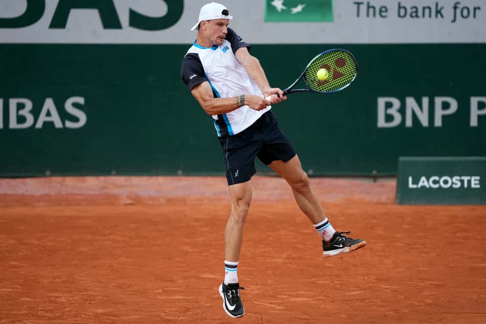 Marton Fucsovics dá um backhand contra Tommy Paul (foto: Dimitar DILKOFF / AFP)