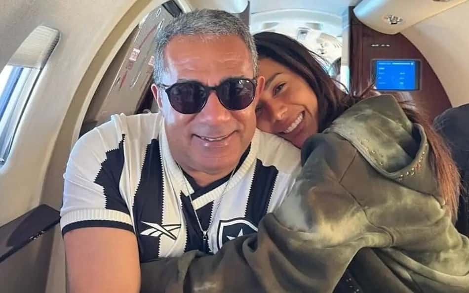 Pai de Anitta detona técnico do Botafogo e pede ídolo do Flamengo