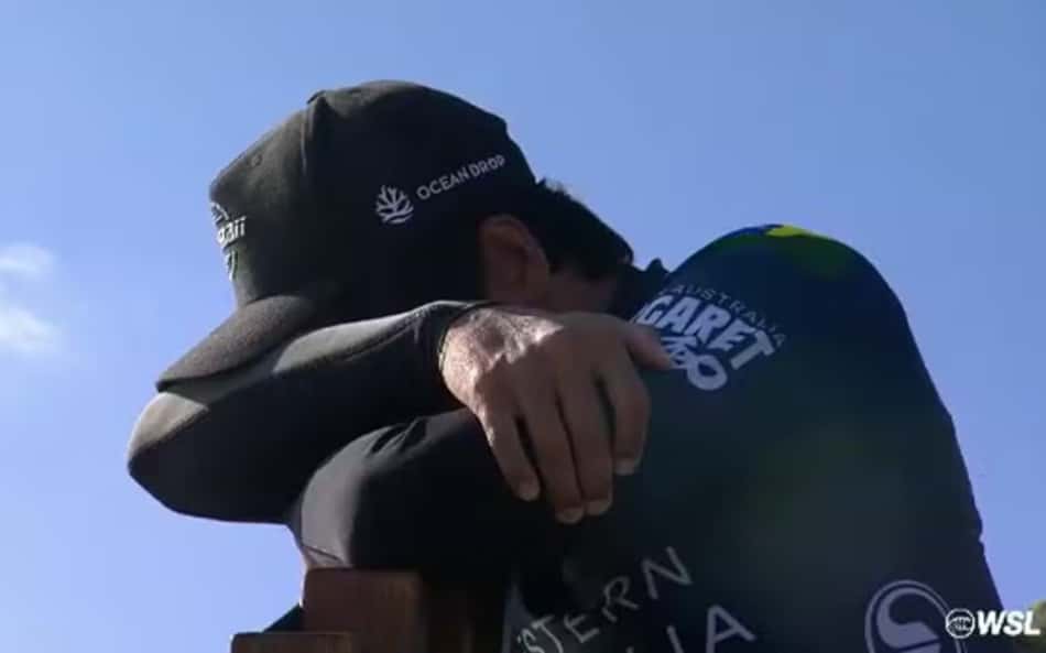 Surfista chora após ver irmão ser eliminado da temporada da WSL