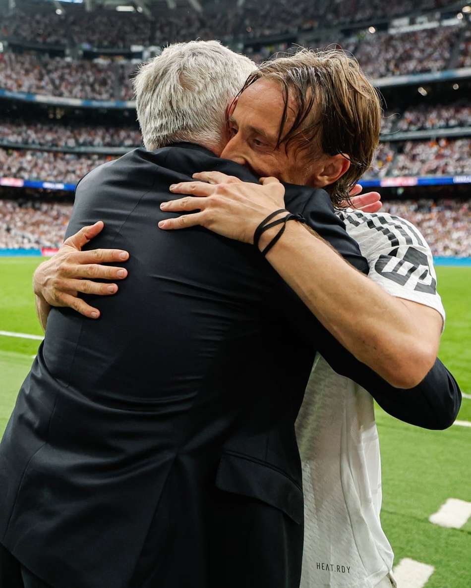 Modric e Ancelotti em suas despedidas do Real Madrid (Foto: Reprodução)
