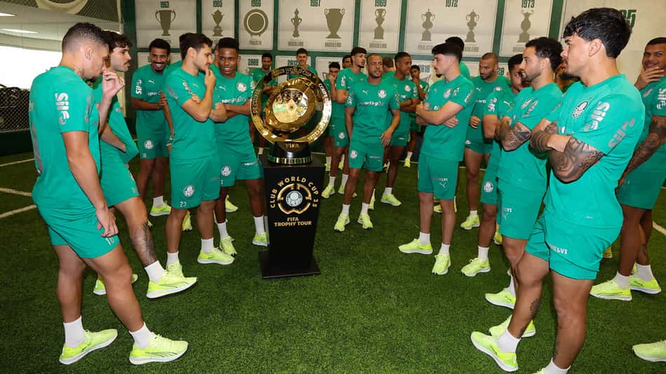 elenco do Palmeiras conhece a taça do Mundial