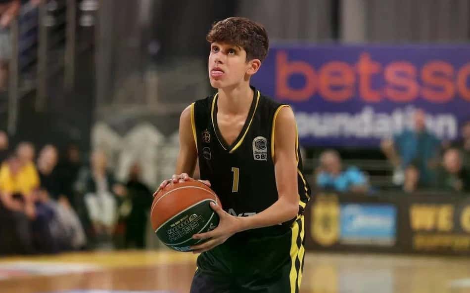 Jogador de 14 anos estreia em liga profissional de basquete na Grécia