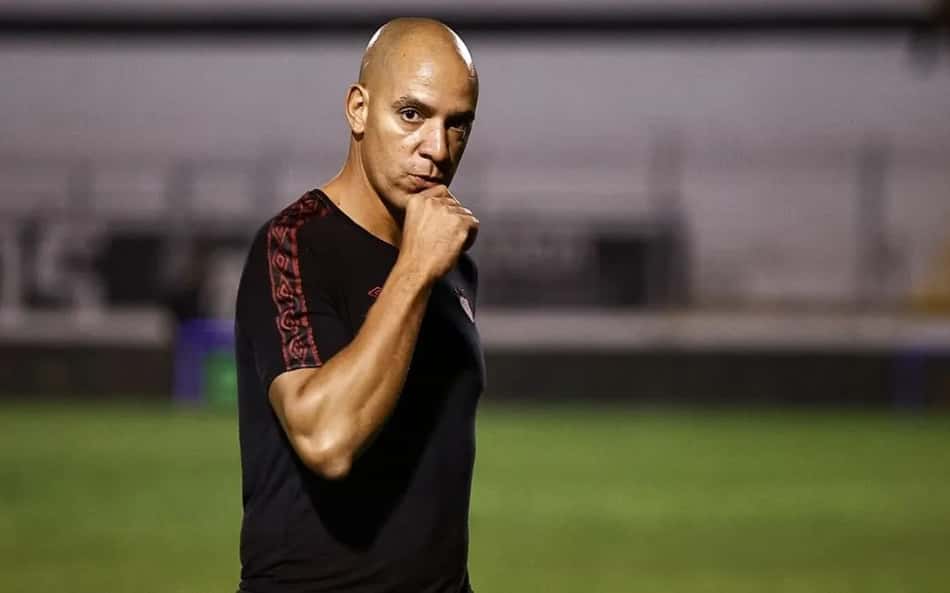 Sport encaminha acerto com ex-técnico do Corinthians após demissão de Pepa