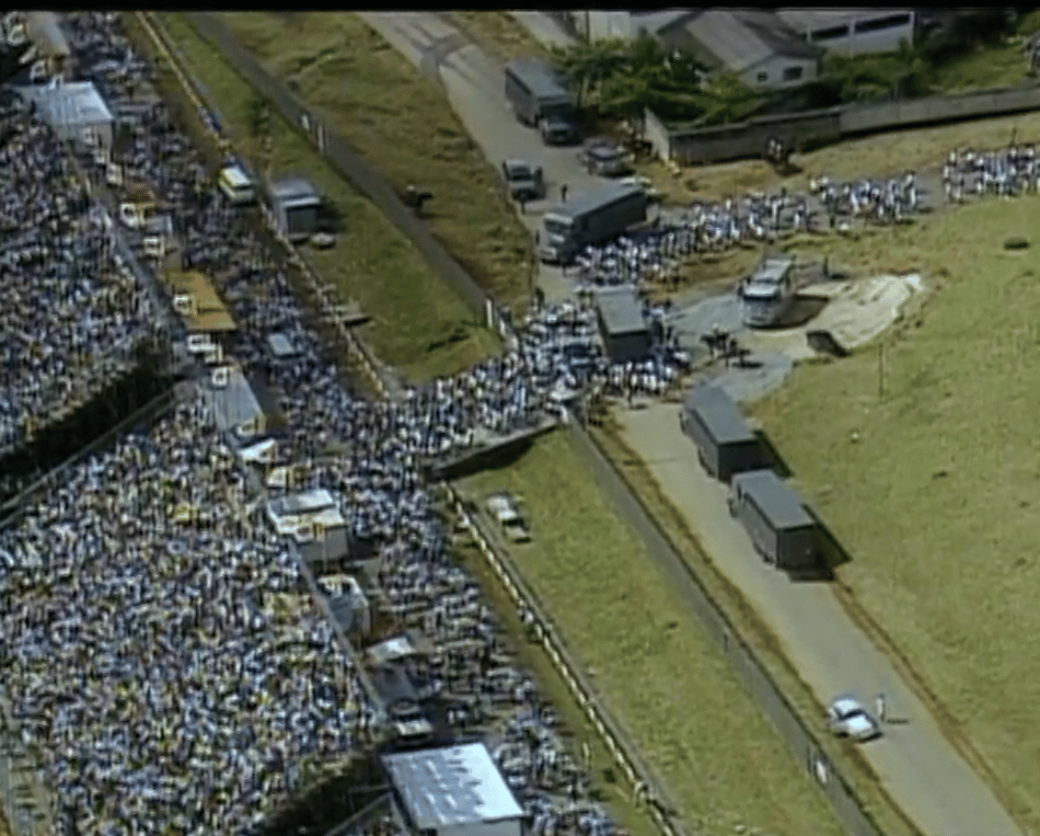 Público sai do autódromo de Interlagos após Senna abandonar prova de 1994