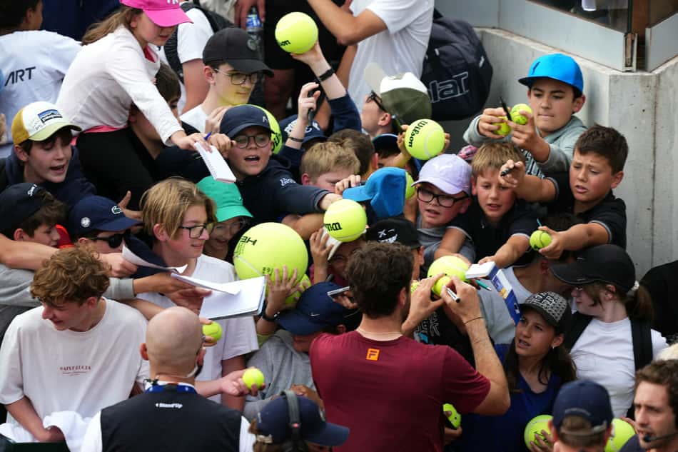 Quentin Halys dá autógrafos após dua vitória. (foto: Dimitar DILKOFF / AFP)