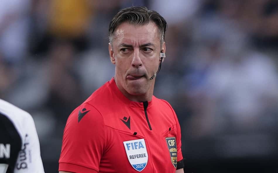 Corinthians x Santos: Claus vira assunto após polêmica com cartão