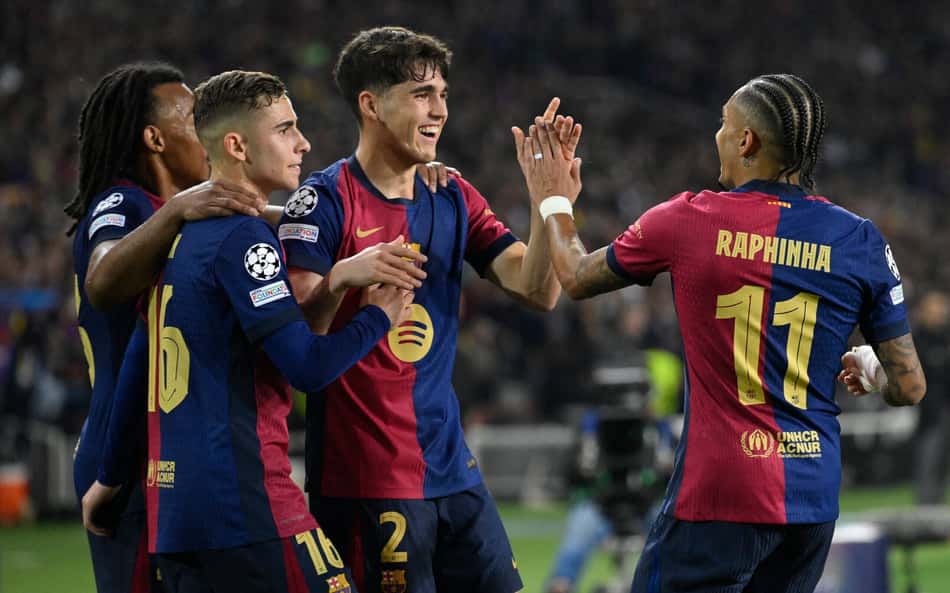 Raphinha comemora com companheiros gol marcado pelo Barcelona sobre o Dortmund, pela Champions League