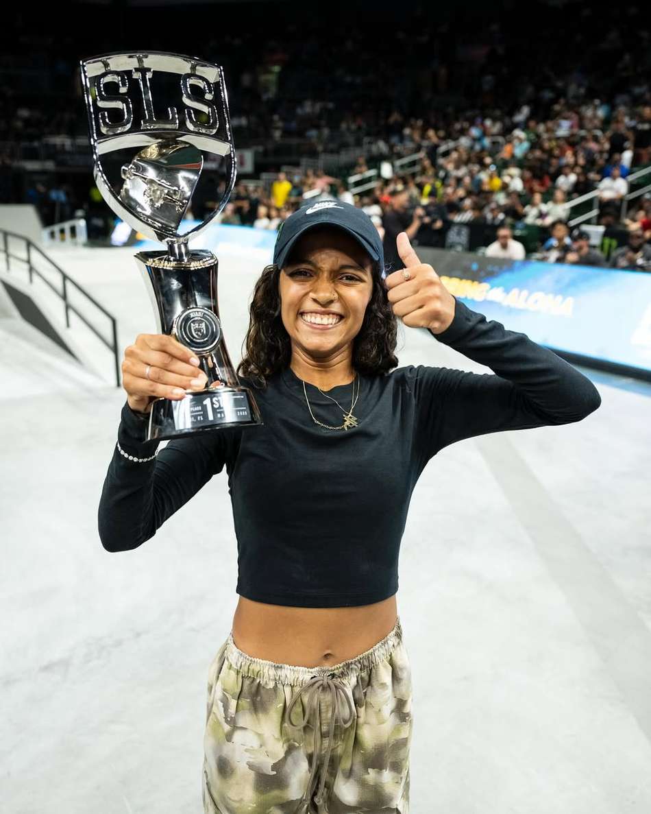 Rayssa Leal com o troféu da SLS Miami 2025 (Créditos: Reprodução/SLS)