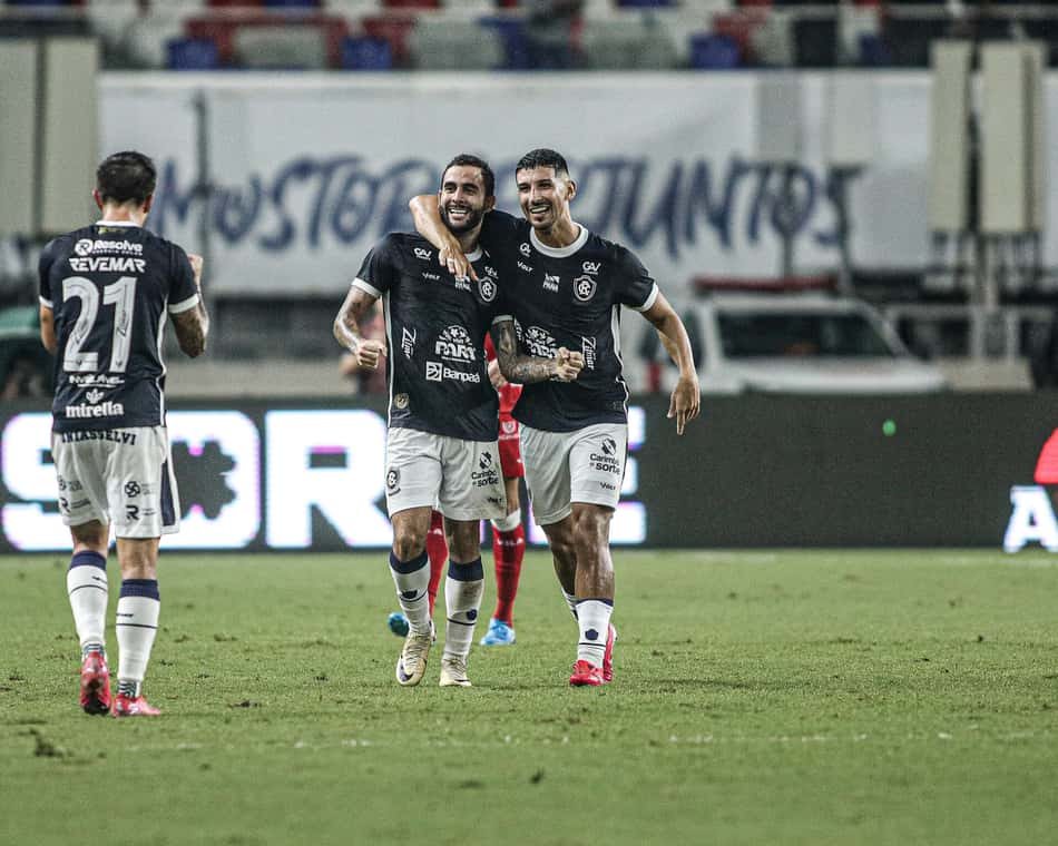 Marcelinho comemora seu gol em Remo x Vila Nova, no Mangueirão (foto: Marcos Junior/AGIF)