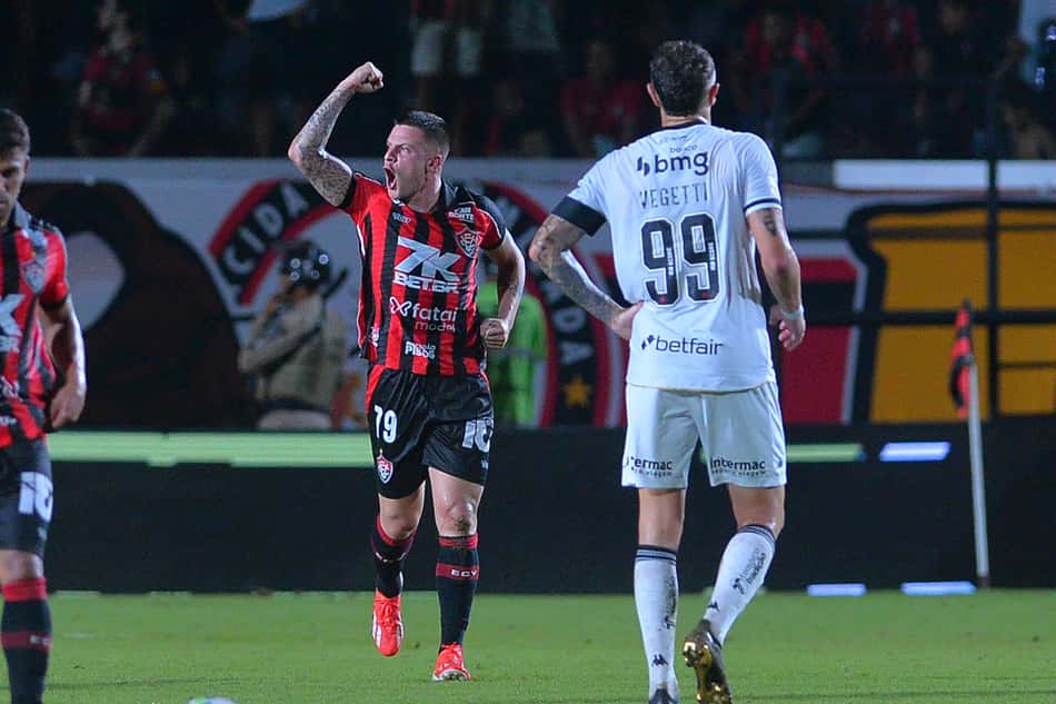 Renato Kayzer comemora em Vitória x Vasco, no Barradão (foto: Walmir Cirne/AGIF)