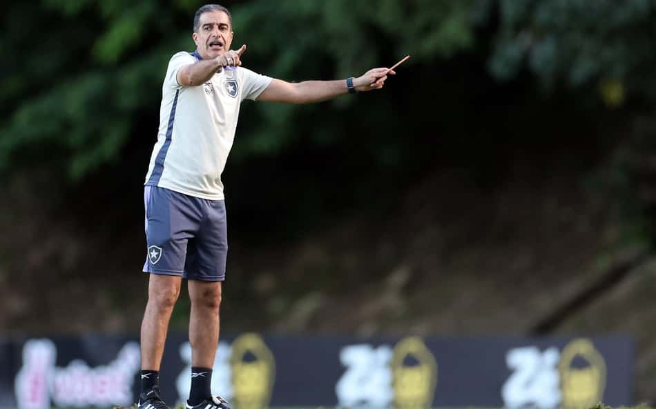 Paiva tem dilema para definir Botafogo contra o Flamengo; veja provável escalação