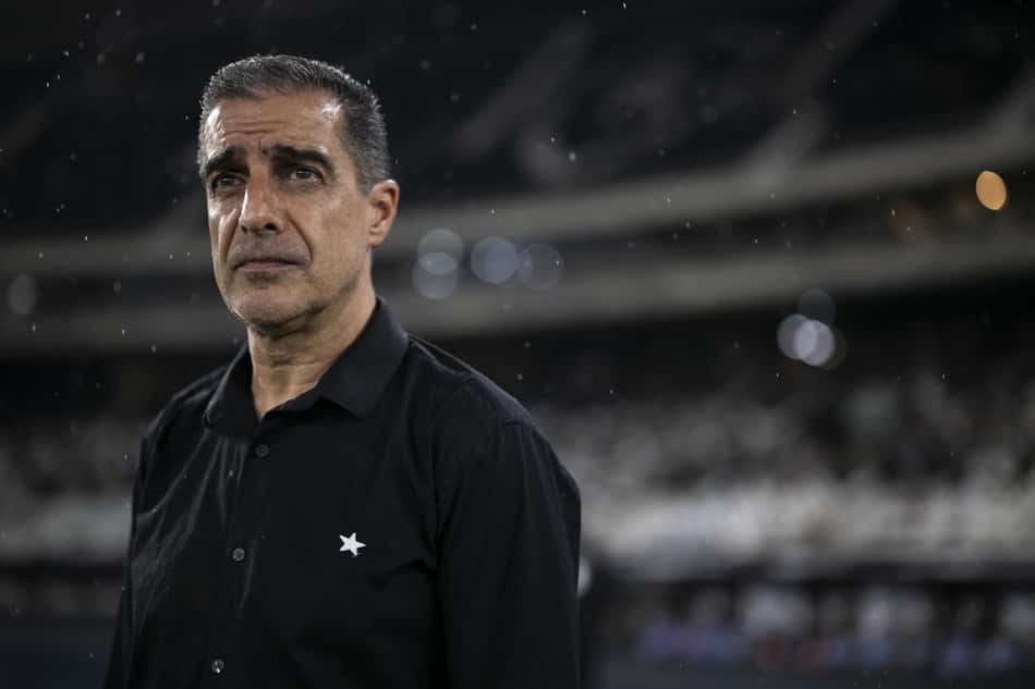 Técnico Renato Paiva em Botafogo x Internacional, no estádio Nilton Santos (foto: Jorge Rodrigues/AGIF)