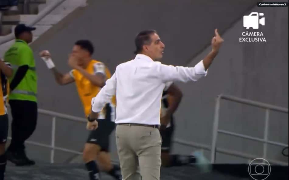 Renato Paiva faz gesto obsceno após gol do Botafogo, e cena viraliza