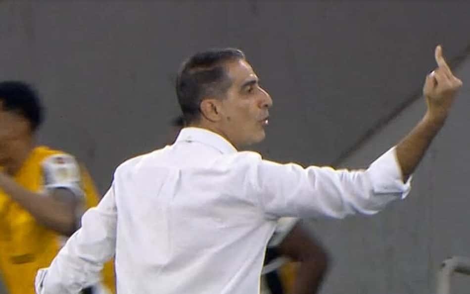 Dedo na ferida: quando 'boleiros' respondem à torcida com gestos