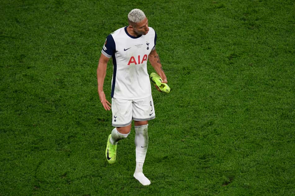Richarlison na saída de campo no duelo entre Manchester United e Tottenham, válido pela final da Europa League. (Foto: Ander Gillenea/AFP)