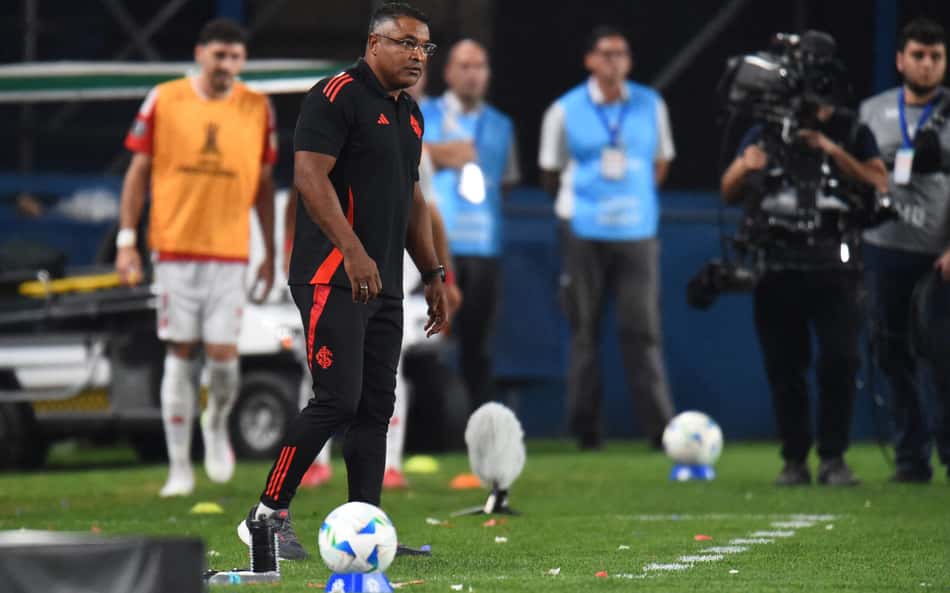 Internacional: Roger Machado explica o uso de três volantes