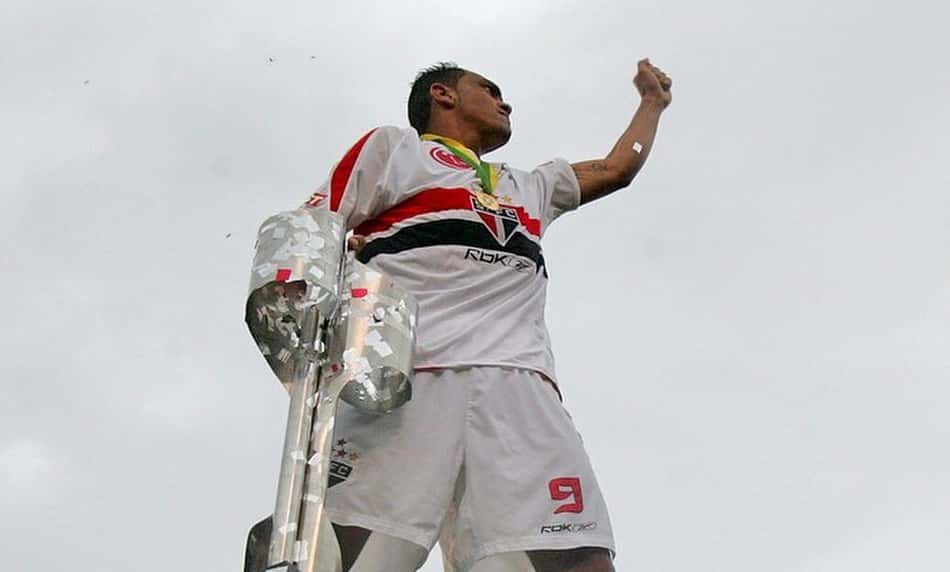 Leandro empilhou taças pelo São Paulo (Foto: Divulgação) 
