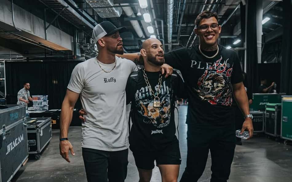 Astro brasileiro do UFC apaga fã em evento de MMA; veja o vídeo