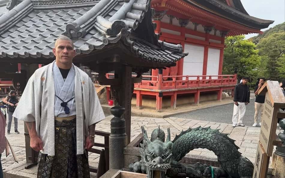Alex Poatan 'se rende' em treino com gigante do sumô; veja o vídeo