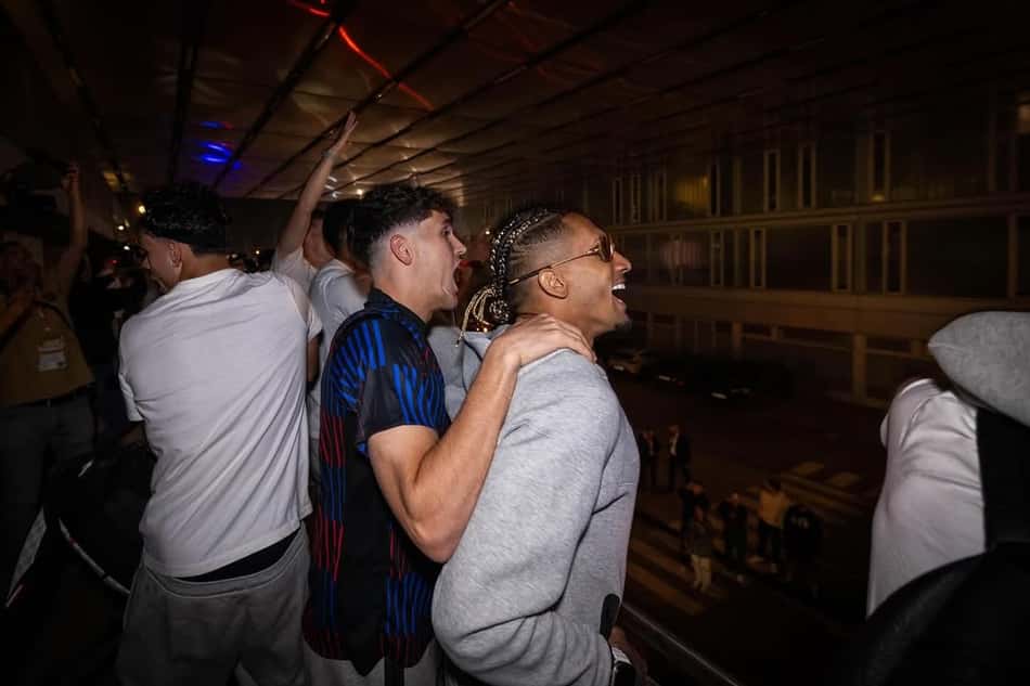 Raphinha comemora título com o elenco do Barcelona (Reprodução: Raphinha)