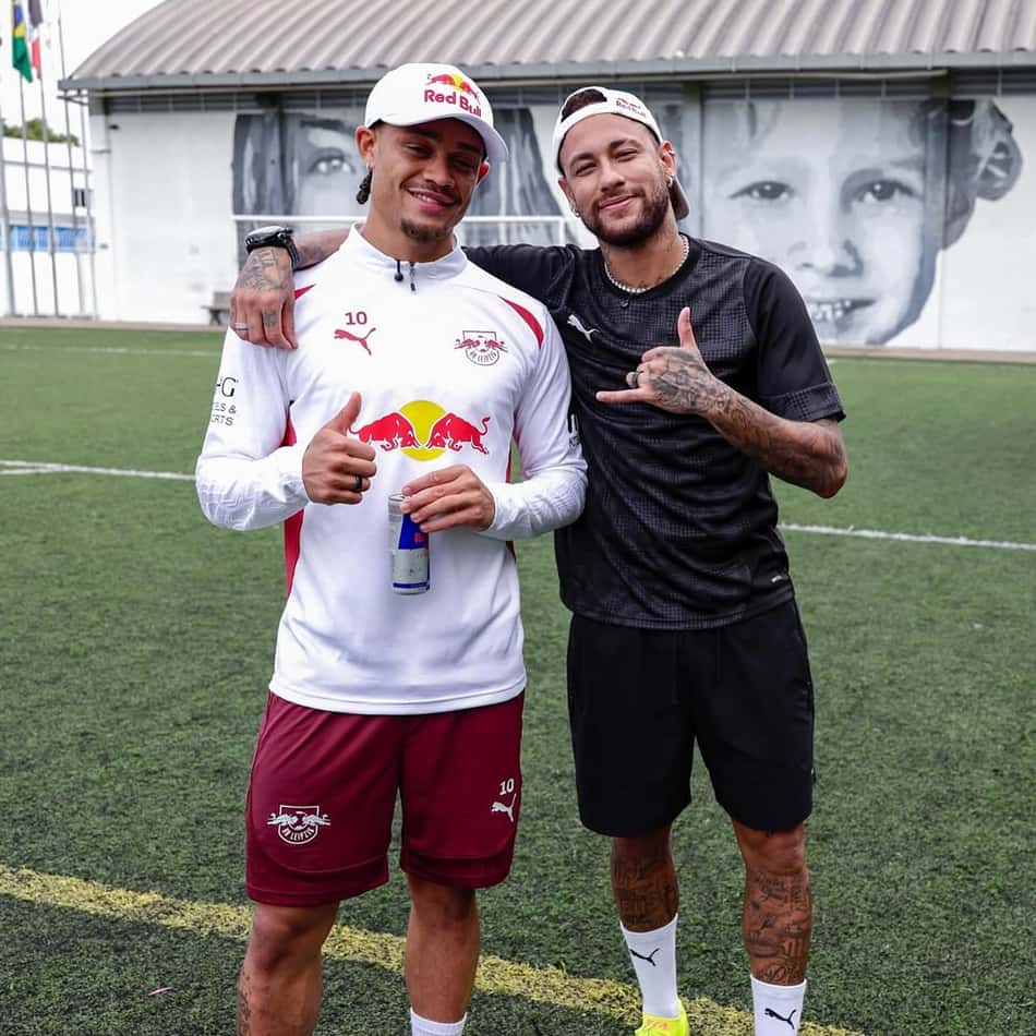 Neymar Jr. e Xavi Simons se unem como garotos propaganda da Red Bull para promover o duelo entre o Santos e o Leipzig. (Foto: Divulgação/ Neymar Jr.)