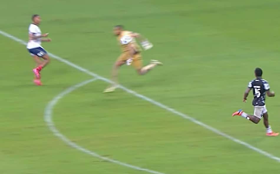 Goleiro do Botafogo, John defende com mão fora da área e leva cartão amarelo