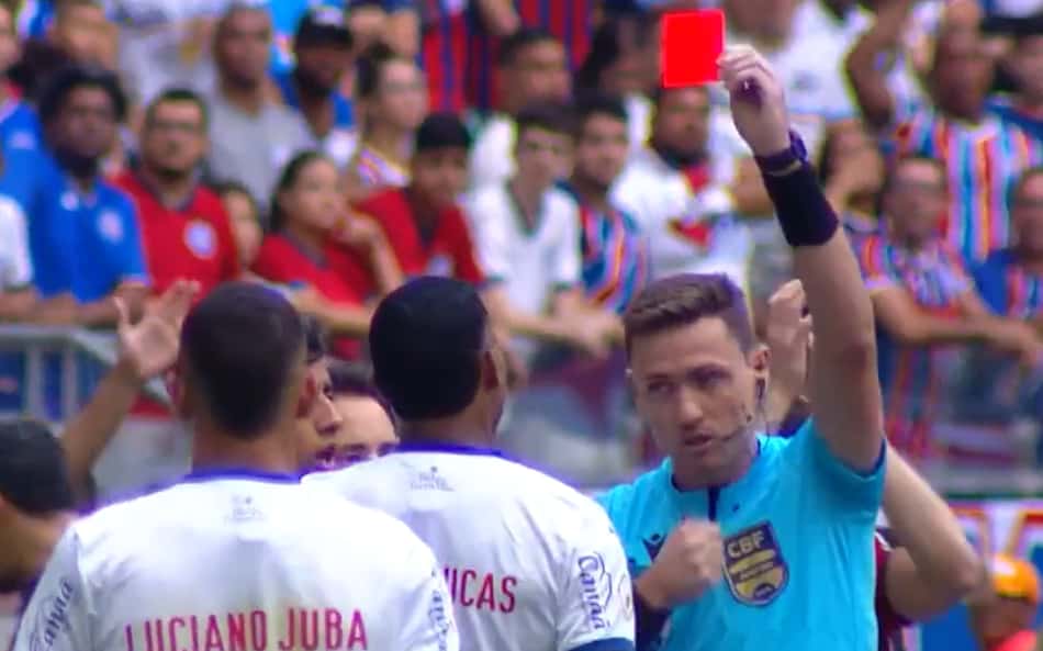 Assista análise do VAR em expulsão de Jean Lucas no Ba-Vi: 'Punho cerrado'