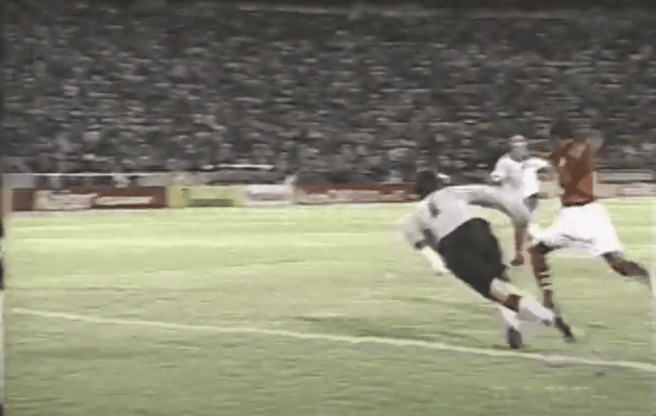 Gol de Lúcio que sacramentou a vitória do Flamengo em cma do Bahia em 2000  Foto: Reprodução